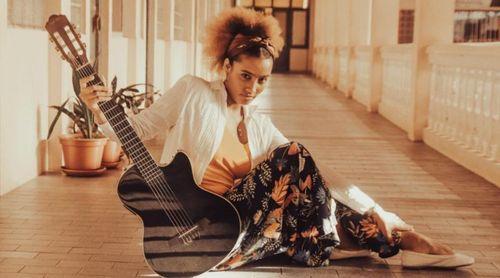 Cláudia Sofia lança primeiro álbum "Mais Uma Melodia" e apresenta o seu 'site' oficial