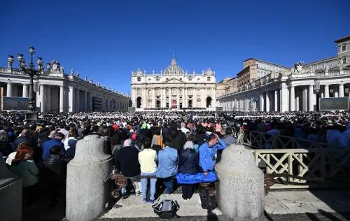 Milhares despedem-se de Francisco e muitos lamentam não existir procissão por Roma