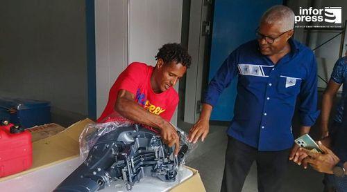 São Nicolau: Ministro do Mar testemunha assinatura de contratos com pescadores para aquisição de motores de popa