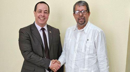 Ministro da Saúde visita Cuba e manifesta interesse na aquisição de vacinas e de mais médicos cubanos no país