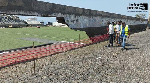 São Filipe: Muro do Estádio 5 de Julho desaba após obras de construção de pilar de suporte