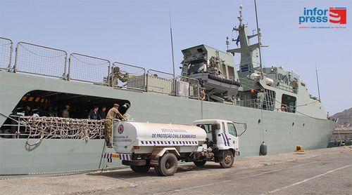 São Vicente: Navio NRP Sines vai dessalinizar e fornecer 30 toneladas de água ao HBS
