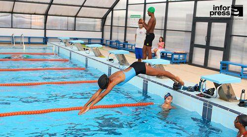 Participantes do Campeonato Africano de Natação Júnior exibem performance na piscina da Escola Portuguesa