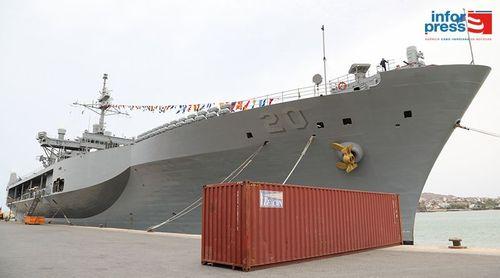 Jornalistas visitam navio da Marinha dos Estados Unidos no Porto da Praia