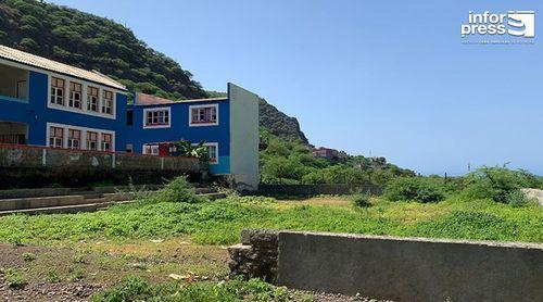 Santa Catarina: Agrupamento escolar de Ribeira da Barca procura financiamento para concluir construção da placa desportiva