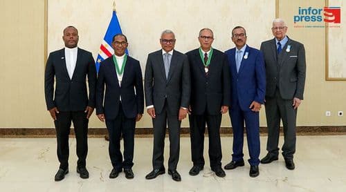 Presidente da República condecora Dom Arlindo Furtado e Reverendo Eugénio Duarte com Ordem do Dragoeiro