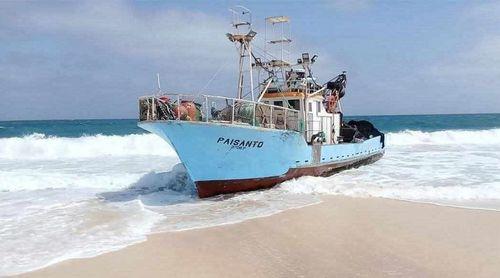 Maio: Embarcação de pesca semi-industrial encalha com 19 tripulantes a bordo