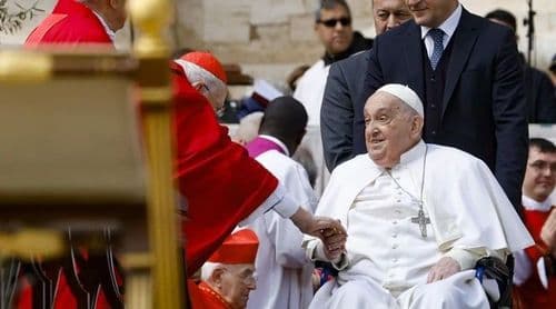 Papa aparece inesperadamente na praça de São Pedro no final da missa