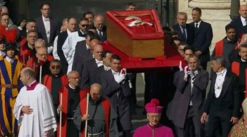 Começou cerimónia de trasladação do corpo de Francisco para a Basílica de São Pedro