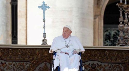 Papa Francisco apareceu na Praça de São Pedro, duas semanas após ter recebido alta