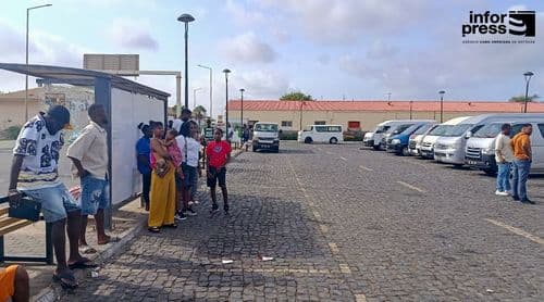 Sal: Paralisação hiaces no terminal dos Espargos deixa utentes sem alternativa após tentativa de aumento da tarifa