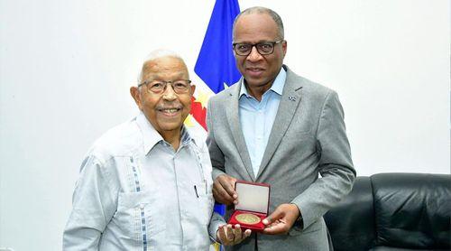 Governo recebe medalhão comemorativo do Centenário de Amílcar Cabral