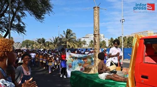 Praia: Crianças dos jardins infantis e agrupamento escolar saem às ruas para brincar o Carnaval
