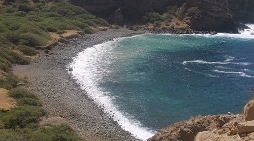 Moradores de Fajã de Água preocupados com excesso de lixo na praia de Portete