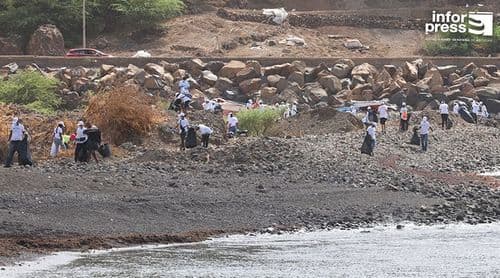 Dia Internacional da Limpeza Costeira: Praia Negra recebe acção de limpeza com voluntários e instituições