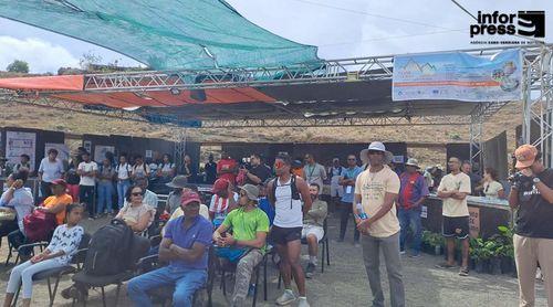 Primeira edição da feira do queijo, doces e licores do Planalto Norte com avaliação positiva dos feirantes