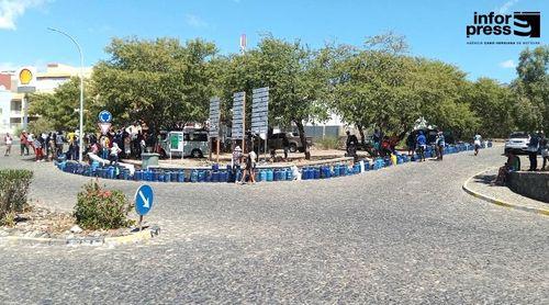 Porto Novo: Famílias optam pelo uso da lenha para cozinhar enquanto esperam por uma garrafa de gás