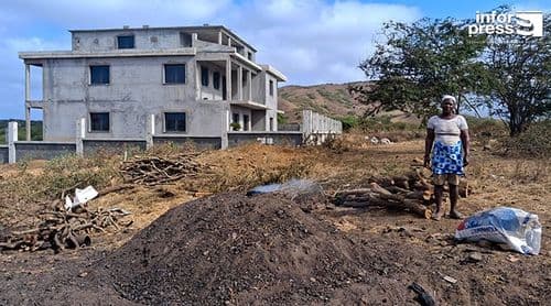 Tarrafal: Entre o fumo e o sustento, mulher transforma carvão em sobrevivência em Ponta Furna