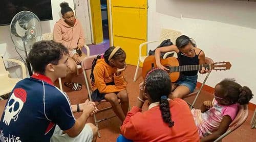 Projeto comunitário em Achada Grande promove inclusão de crianças através da música e da língua espanhola