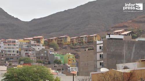 São Vicente: Câmara notifica construtor para retirar contentores em Pombas Brancas devido ao risco de derrocada