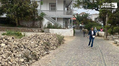 Brava: Munícipes reclamam da situação na Rua Direita e a autarquia afirma estar à espera da verba