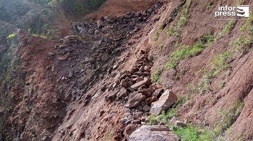 Ribeira Grande: Desabamento de rocha corta caminho vicinal e condiciona circuito de Fajã de Barreira até Matinho