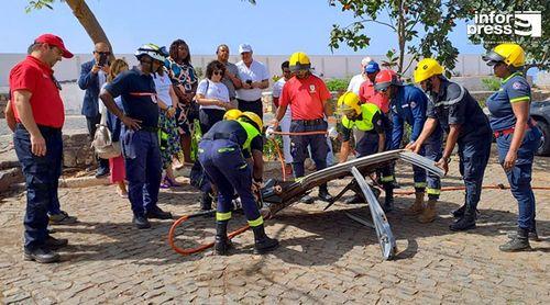 Santa Cruz: Bombeiros apetrechados com viatura de combate a incêndios e equipamento de desencarceramento