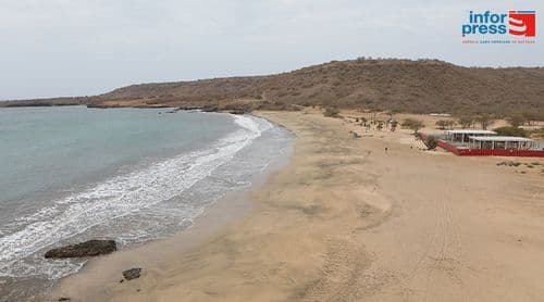 Environmental activists call for an effective halt to a development project on São Francisco beach.