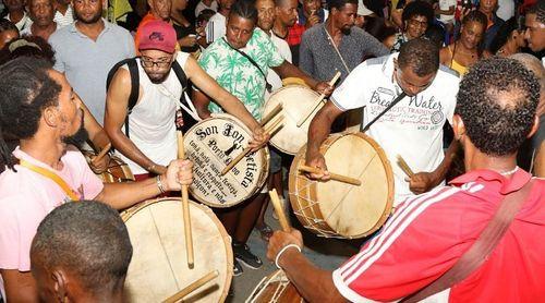 Porto Novo: Construtores de tambores se preparam para atender à demanda durante as festas de São João