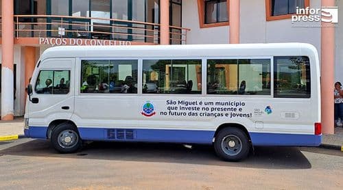 São Miguel: Câmara municipal entrega autocarro para reforçar transporte escolar e apoiar actividades comunitárias