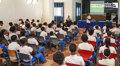 Cidade da Praia: Profissional de saúde alerta adolescentes para riscos dos cigarros electrónicos