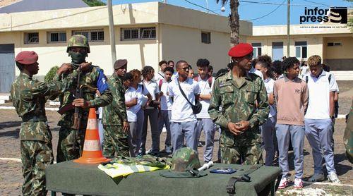 Alunos das escolas secundárias da Praia vivenciam experiência de “soldado por um dia” 