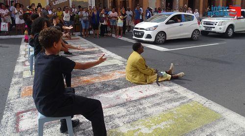 São Vicente: Quinta edição de Teatro Largod” arranca sorrisos e aplausos de transeuntes na Rua de Lisboa (c/áudio)