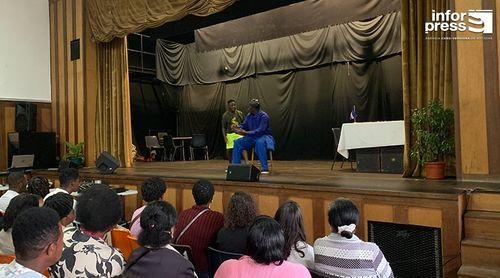 Portugal: Peça teatral "Boita i Raboita des Mundo" apresentada no Centro Paroquial de Damaia com casa cheia