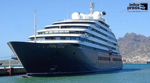 Le premier navire accoste au terminal de croisière de Mindelo, permettant aux passagers d'embarquer et de débarquer