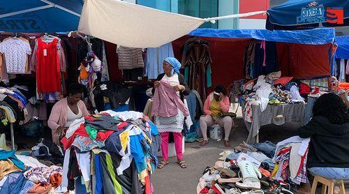 REPORTAGEM/Santa Catarina: Mulheres fazem sucesso com a venda de roupas em segunda mão em Assomada