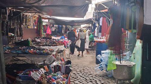 Santa Cataria: Vendedoras de roupas descontentes com realocação de vendedeiras de verduras