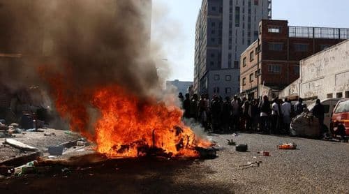 Pelo menos 283 moçambicanos agredidos e com casas queimadas na África do Sul