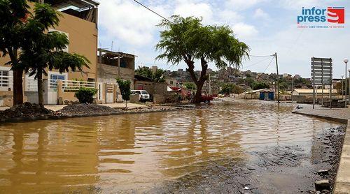 Acumulação de água da chuva na estrada preocupa moradores em Calabaceira