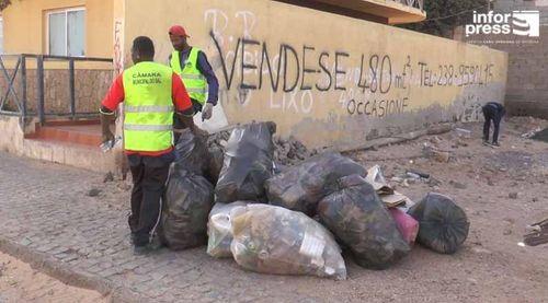 Ilha do Sal: Autarquia promove campanha de limpeza em Santa Maria visando mudanças de mentalidade