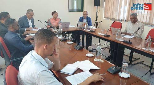 Diploma que compromete municípios a assumirem pagamento da taxa de iluminação pública aprovada na especialidade