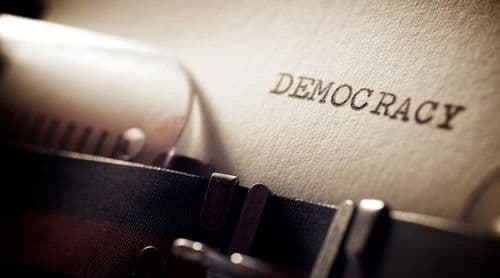Democracia mundial enfrenta novo ciclo de deterioração e EUA registam declínio recorde