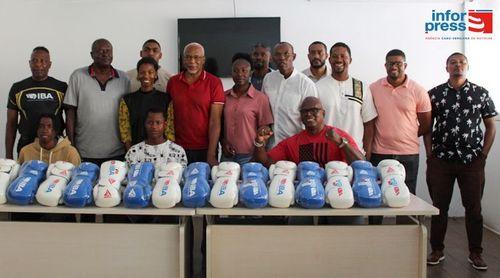 Boxe: Jovens atletas da Praia recebem primeiras luvas da AIBB e ganham impulso na formação