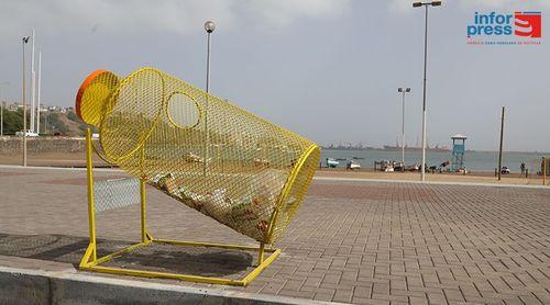 Associação inaugura escultura de lixo plástico na praia da Gamboa   