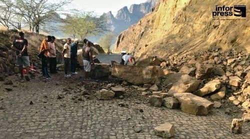 Porto Novo: Queda de pedras bloqueia estrada em Tapume - Ribeira das Patas 