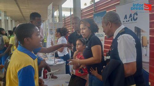 Centro Educativo Miraflores realiza feira de profissões para ajudar estudantes na escolha da carreira profissional