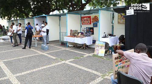 Feira Exposição Municipal de Artesanato ostenta peças de trinta artesãos na Pracinha Escola Grande