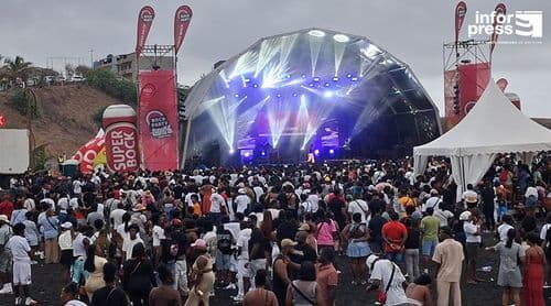 Festival/São Miguel: Segunda dia leva música e animação até madrugada com a chuva a reduzir público na recta final
