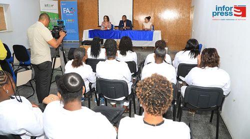 Mulheres chefes de famílias capacitadas em arte de transformar pele de peixe em couro