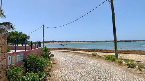 Maio: Moradores pedem reforço da iluminação pública para valorizar praia de Baxona à noite